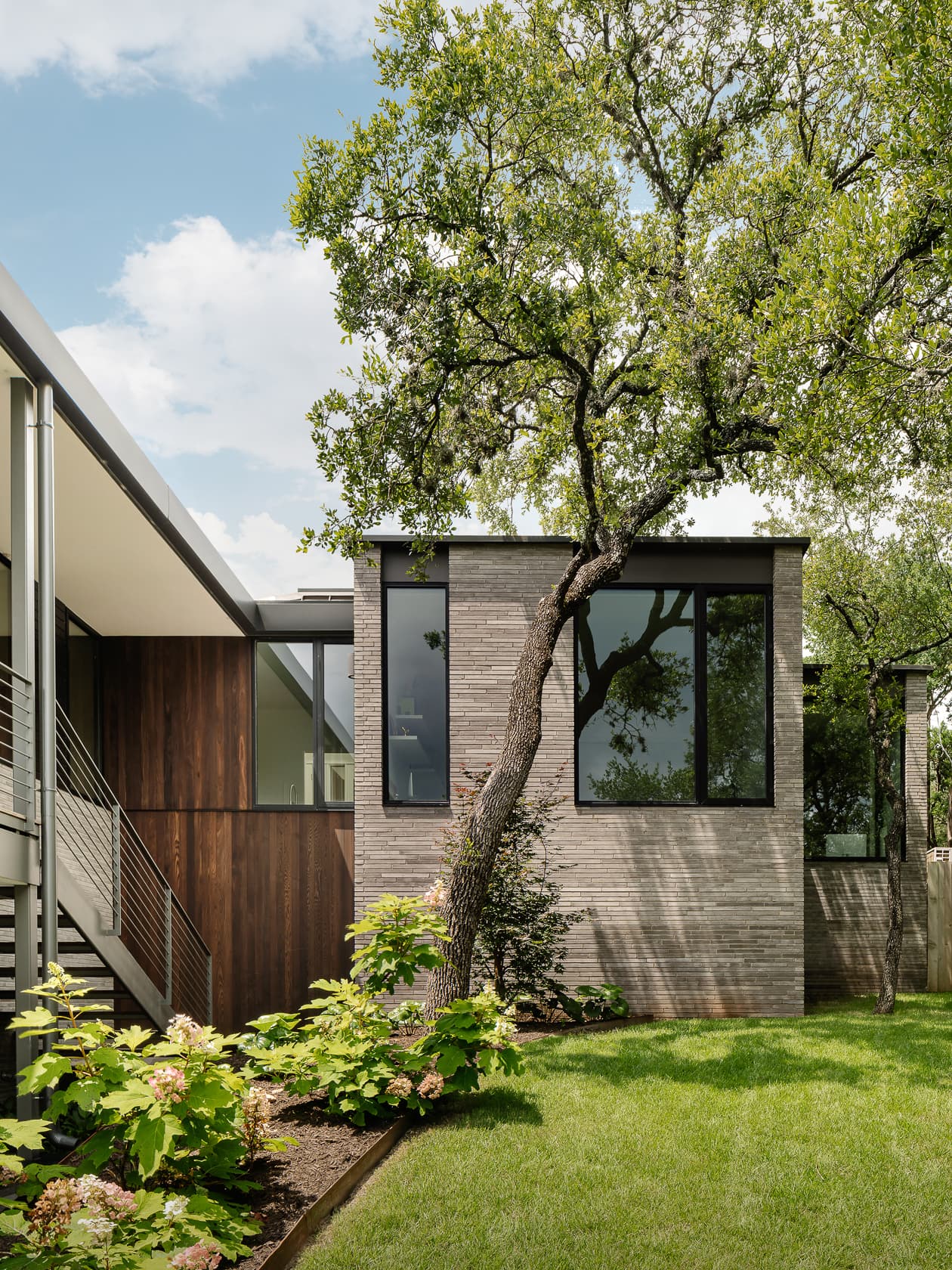 Inwood Residence - Side yard; A Parallel Architecture