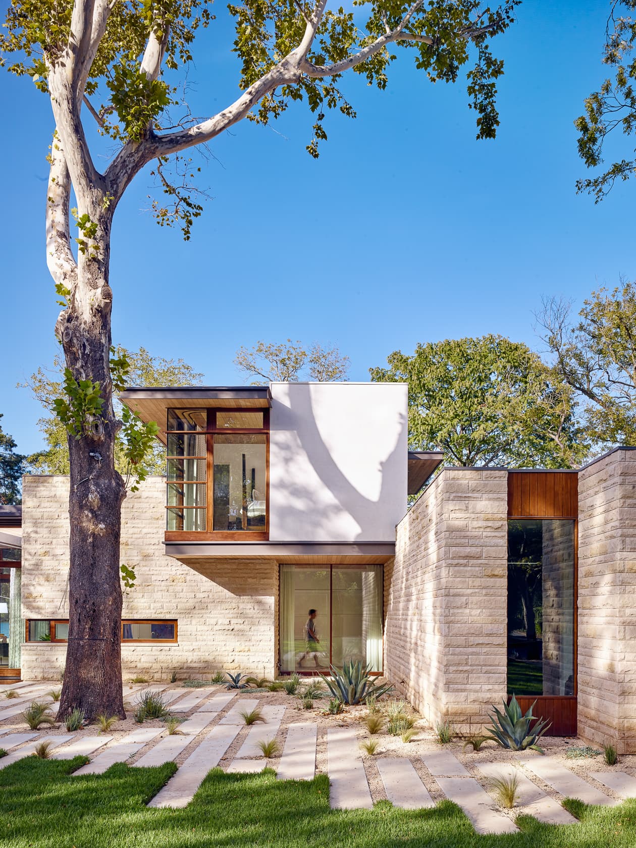 Lake Austin Residence - Front; A Parallel Architecture