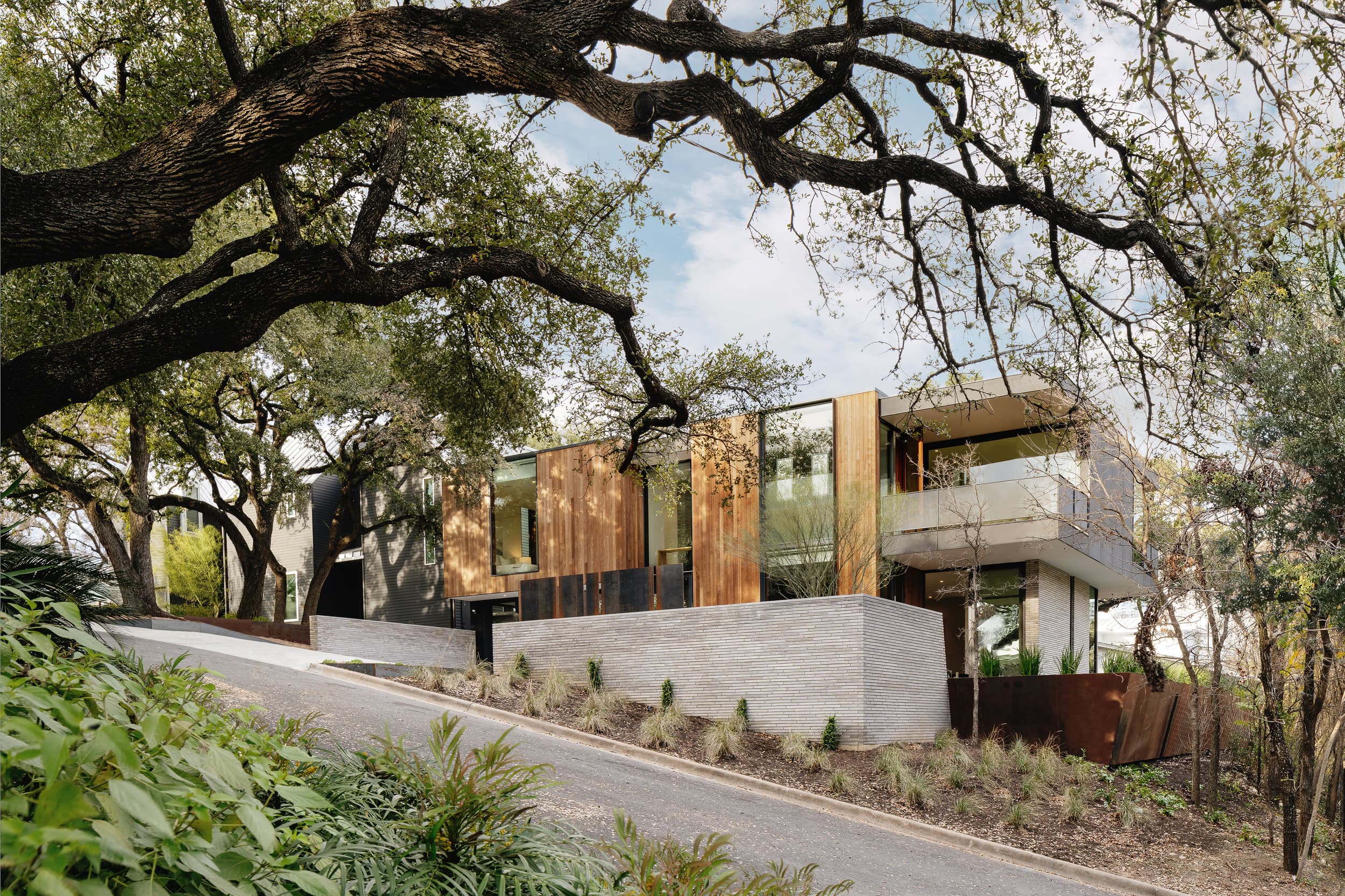 Retama House - Street View; A Parallel Architecture