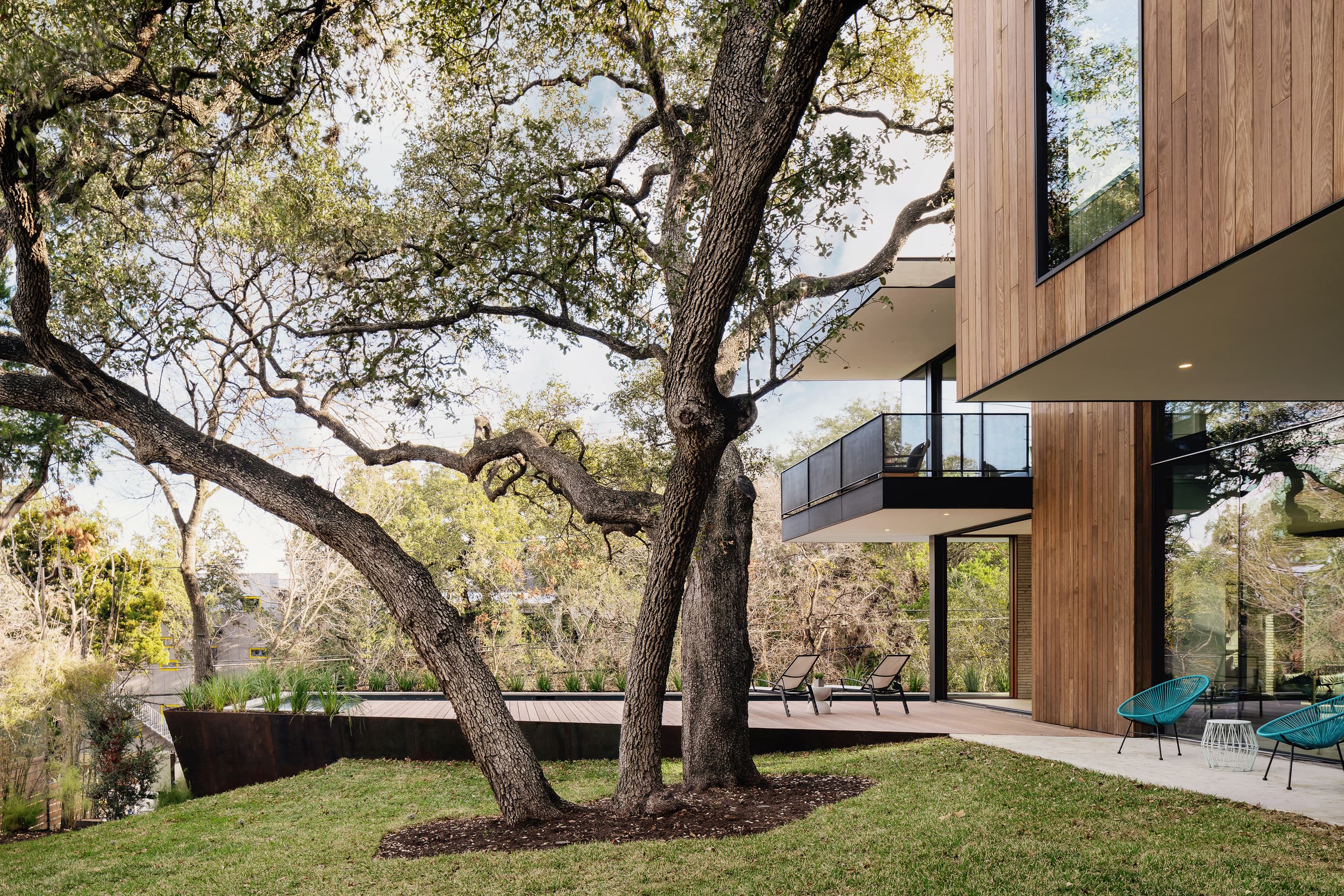 Retama House - Backyard; A Parallel Architecture