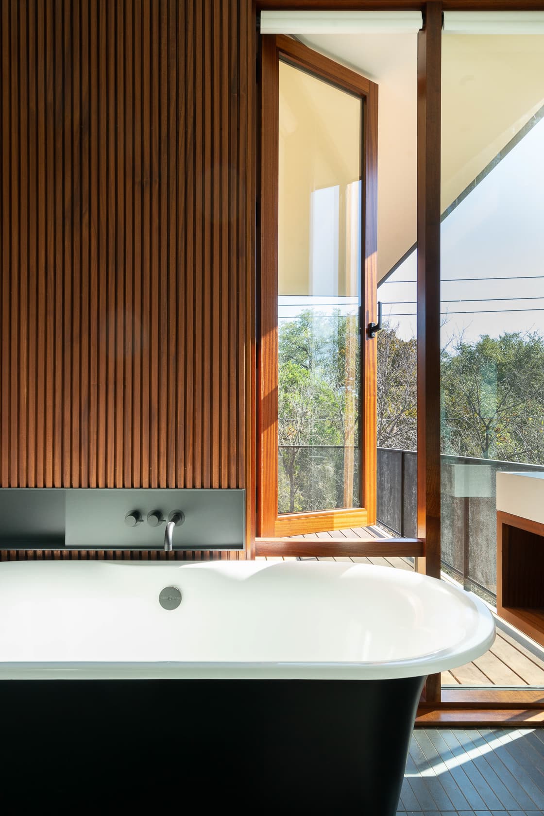Retama House - Bathtub; A Parallel Architecture