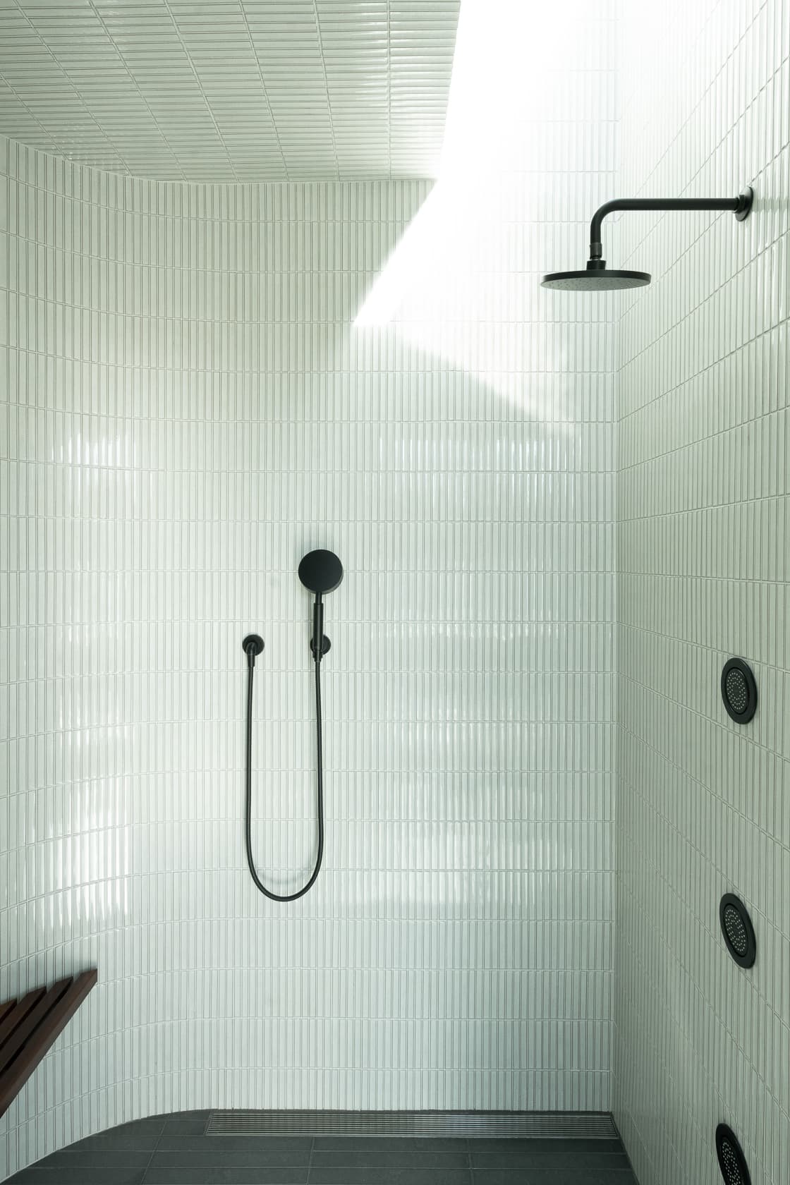 Retama House - Shower; A Parallel Architecture