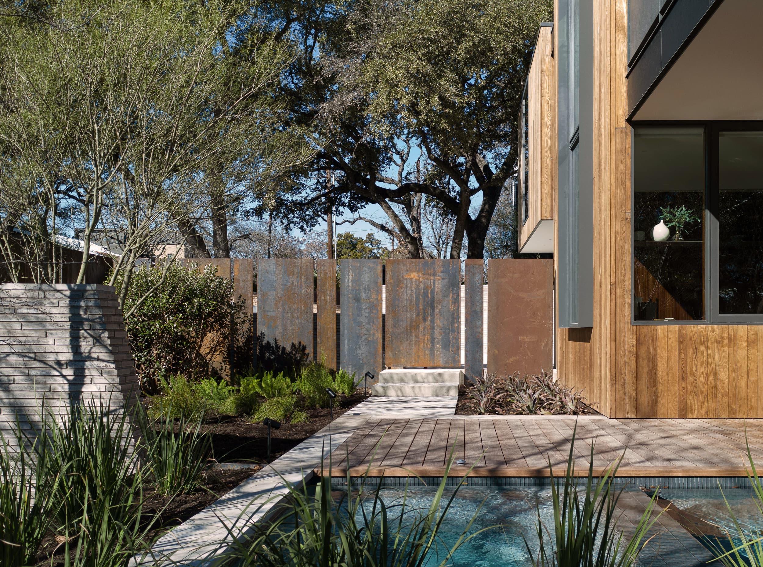 Retama House - Side Entrance; A Parallel Architecture