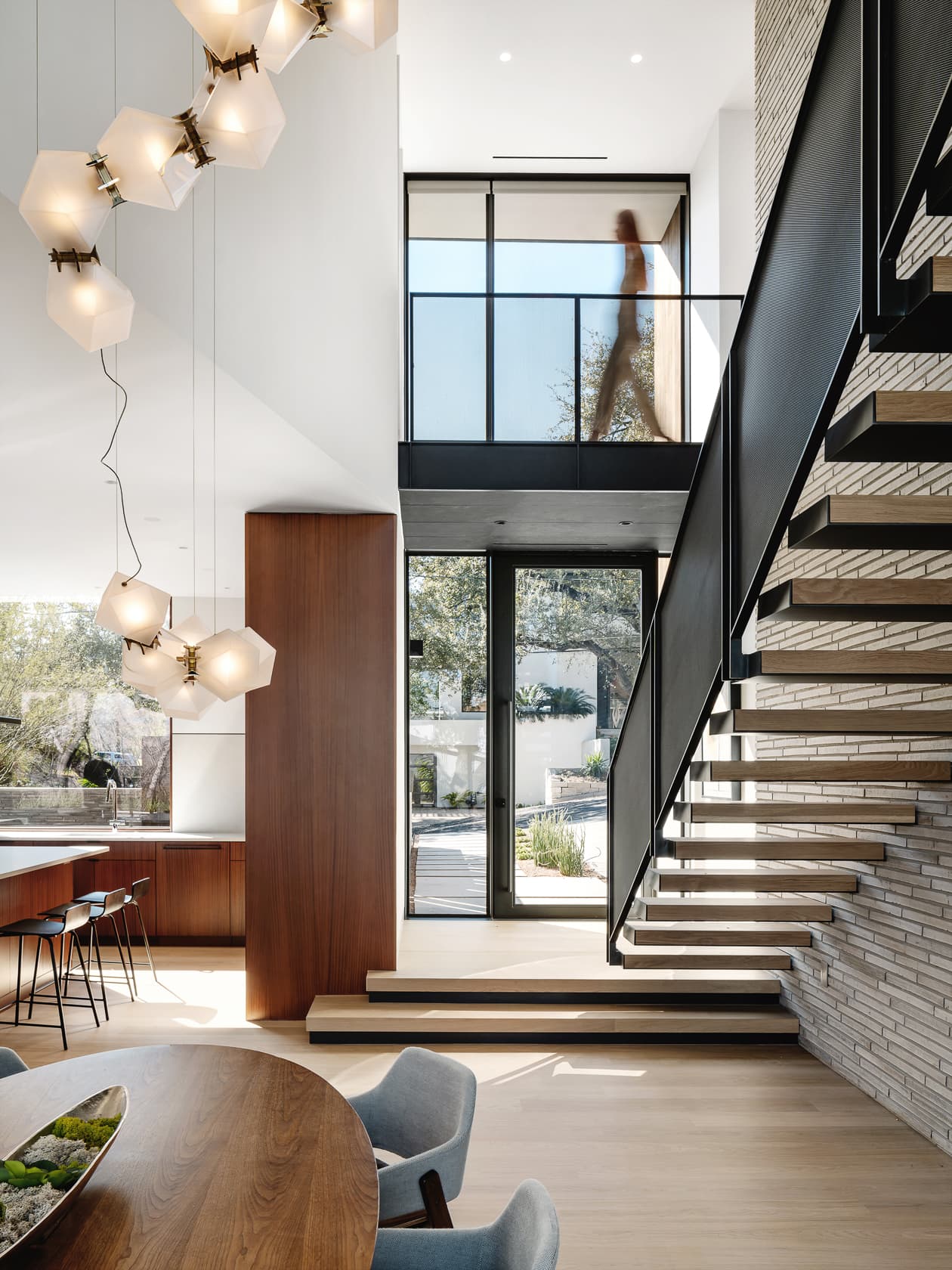 Retama House - Entry; A Parallel Architecture