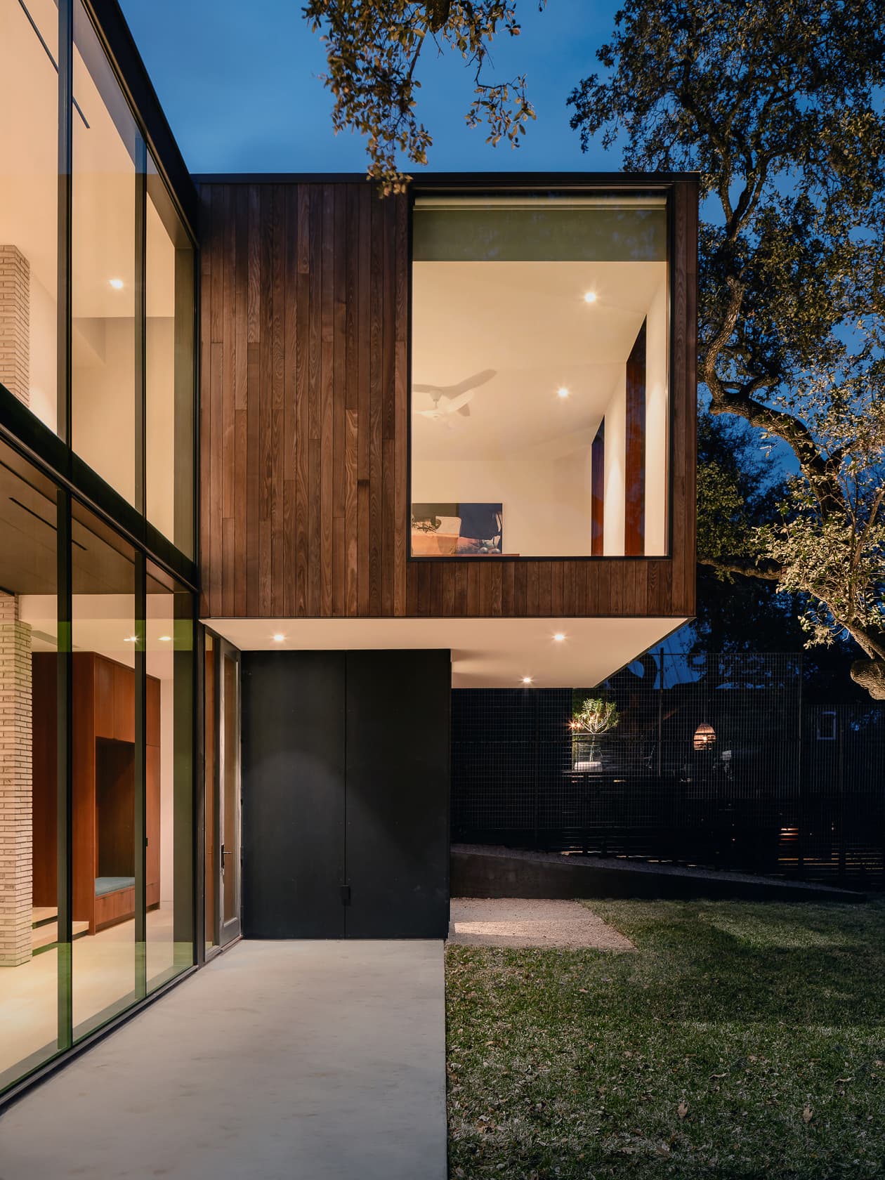 Retama House - Backyard; A Parallel Architecture