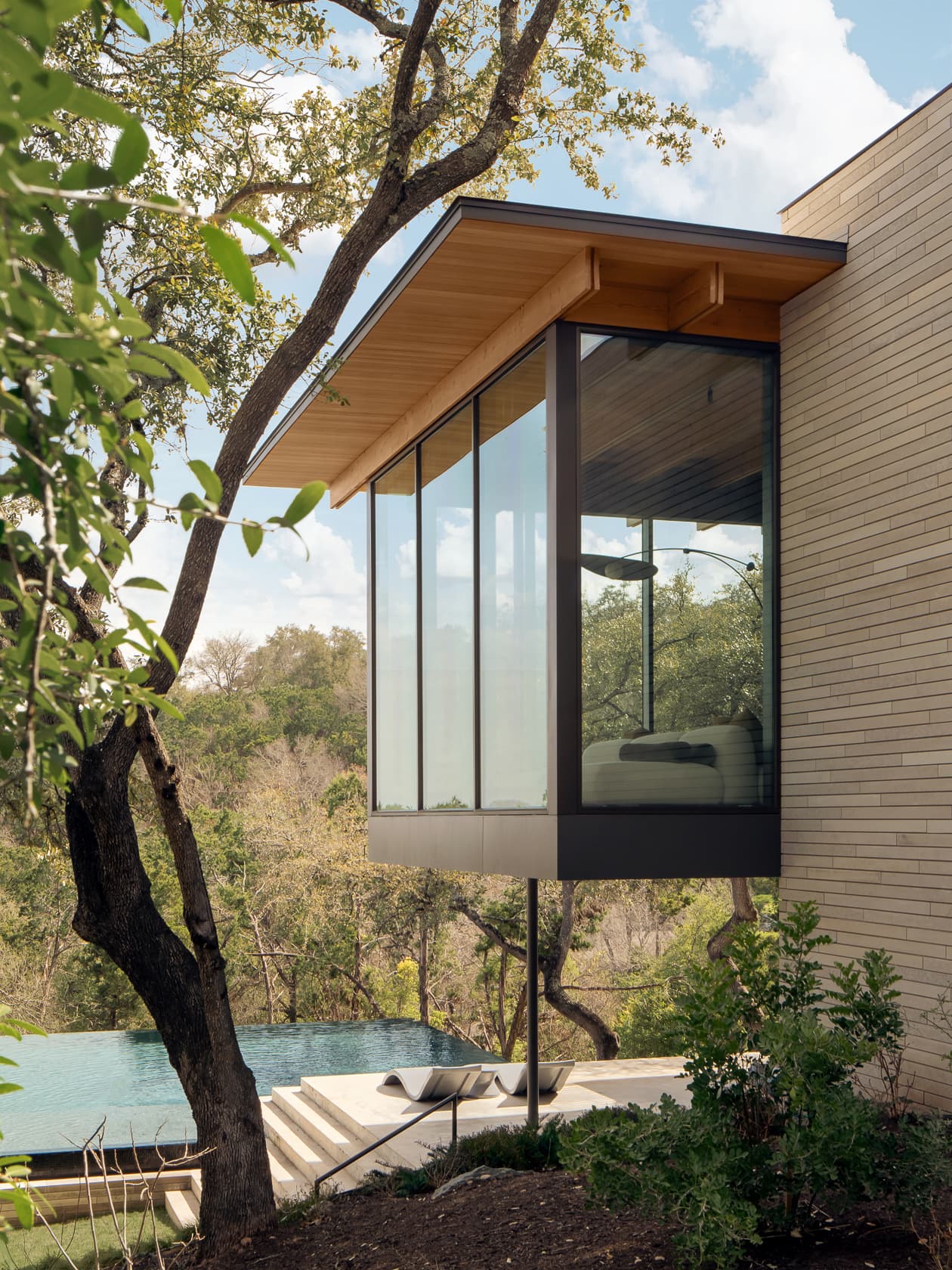 Terrace Mountain Residence - Side yard towards Pool; A Parallel Architecture
