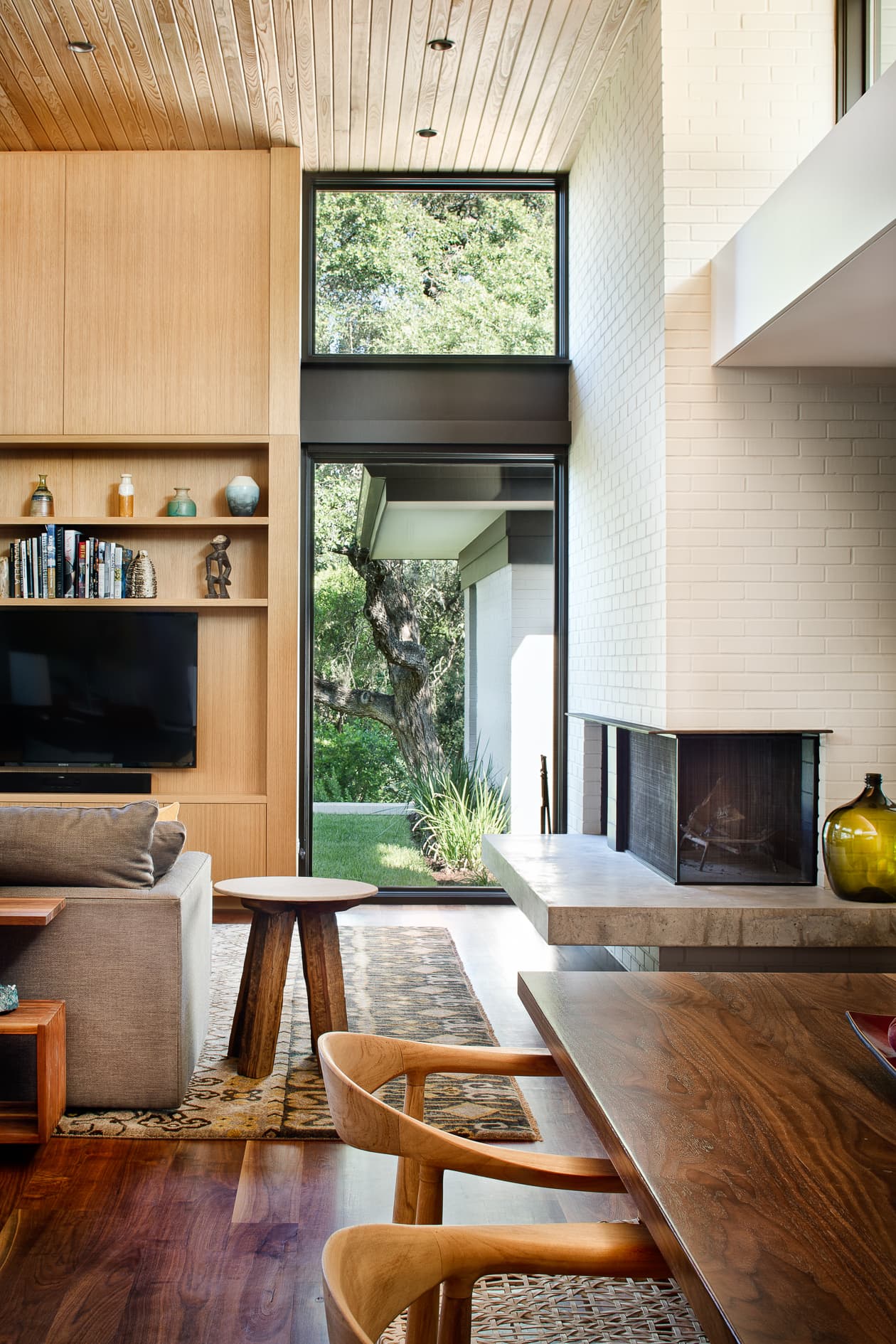 Three Courts Residence - Dining Room to Living Room; A Parallel Architecture