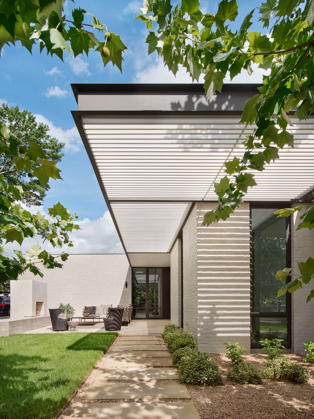 West Lynn Residence - Side Yard; A Parallel Architecture