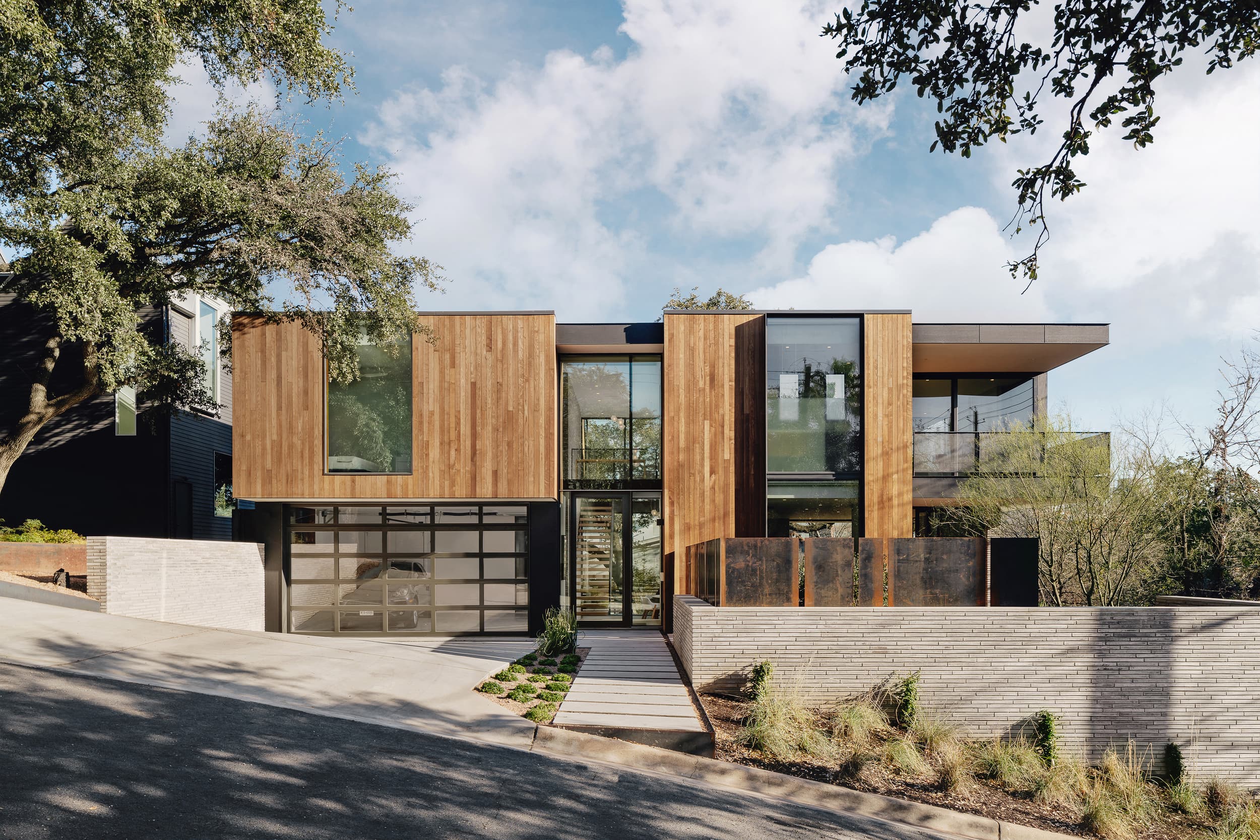 Retama House - Front Entrance; A Parallel Architecture